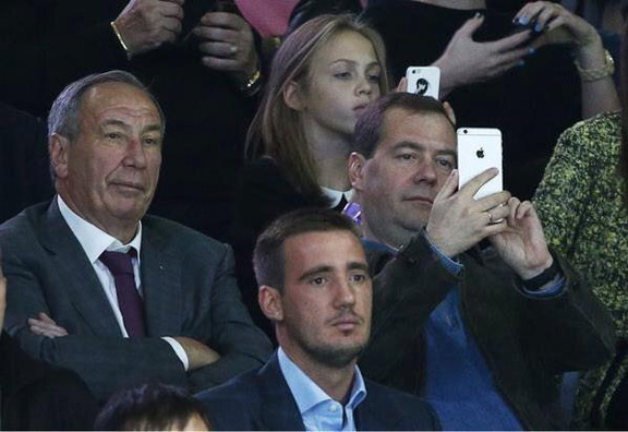 Медведев и iPhone 6 Plus