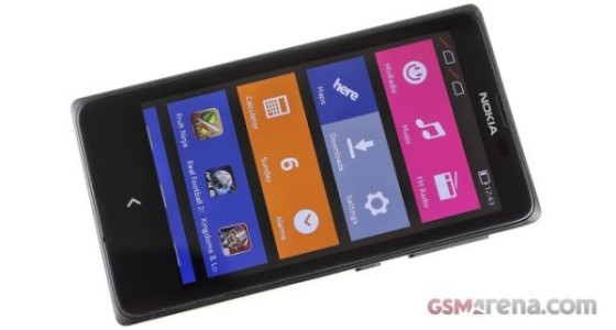 Смартфон Nokia X на распаковке
