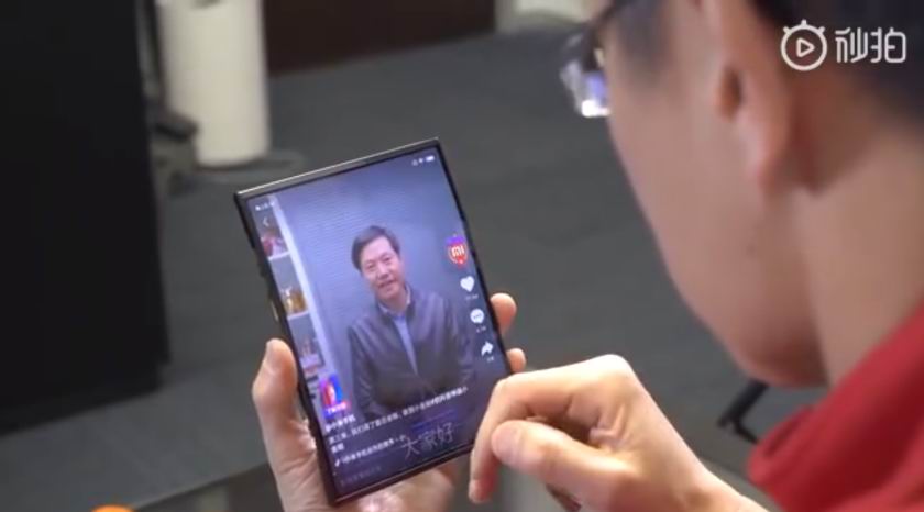 Xiaomi показала свой первый смартфон с гибким экраном