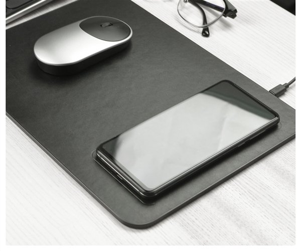 Xiaomi представила коврик для мыши с беспроводной зарядкой