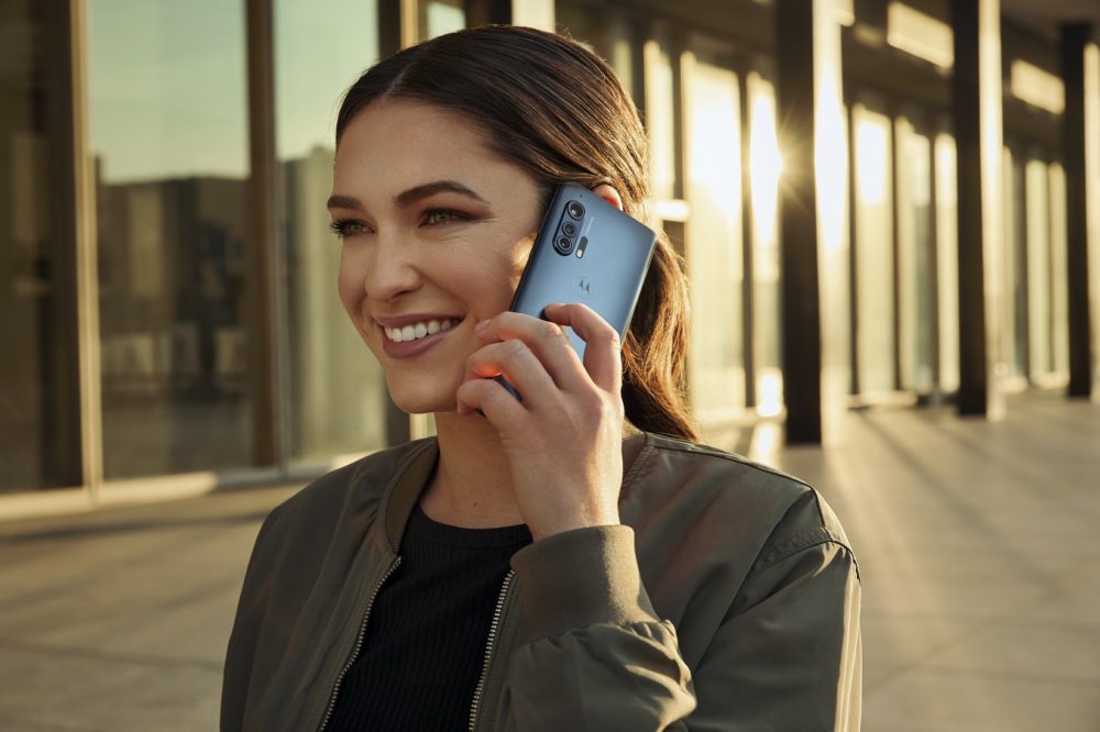 Motorola представила флагманский смартфон с экраном-водопадом